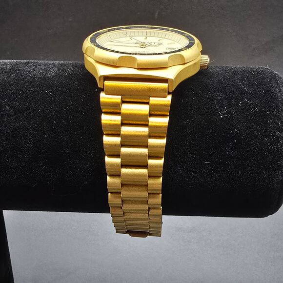 Mens Bill Blass Gold Tone Watch Quartz WORKING Works - Picture 3 of 10